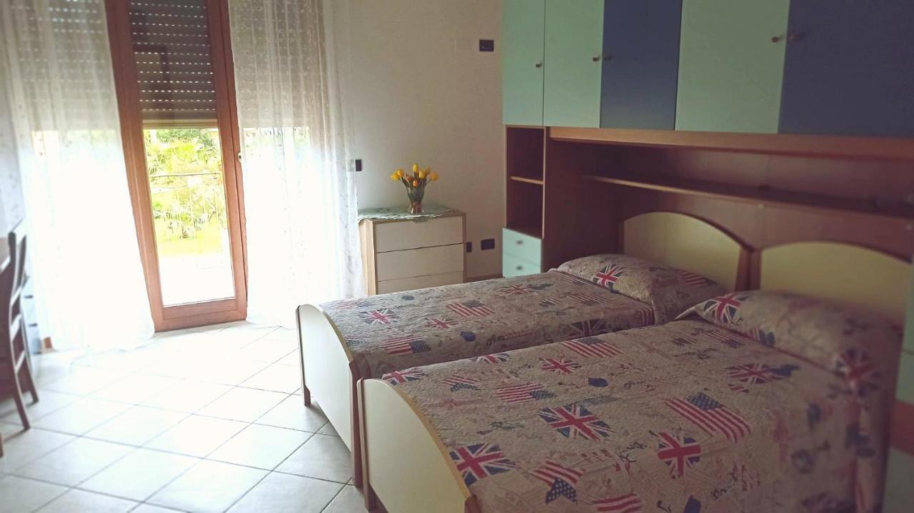 Il Tulipano Apartment San Bartolomeo Al Mare Bagian luar foto