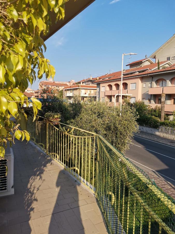 Il Tulipano Apartment San Bartolomeo Al Mare Bagian luar foto